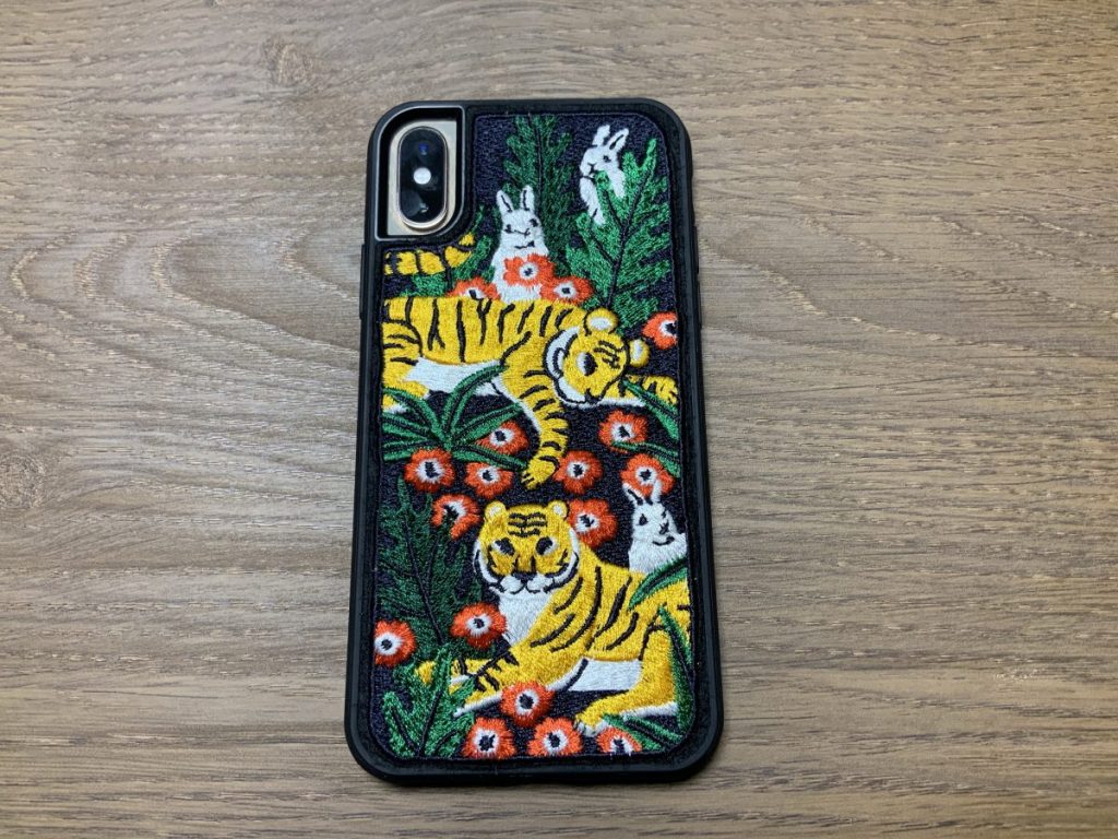 위글위글 자수 폰케이스를 샀다.