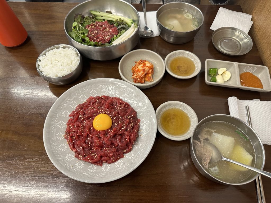 광장시장 맛집 ‘부촌육회’에 다녀왔다.
