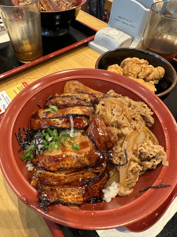 SUKIYA에서 덮밥을 먹고 왔다.