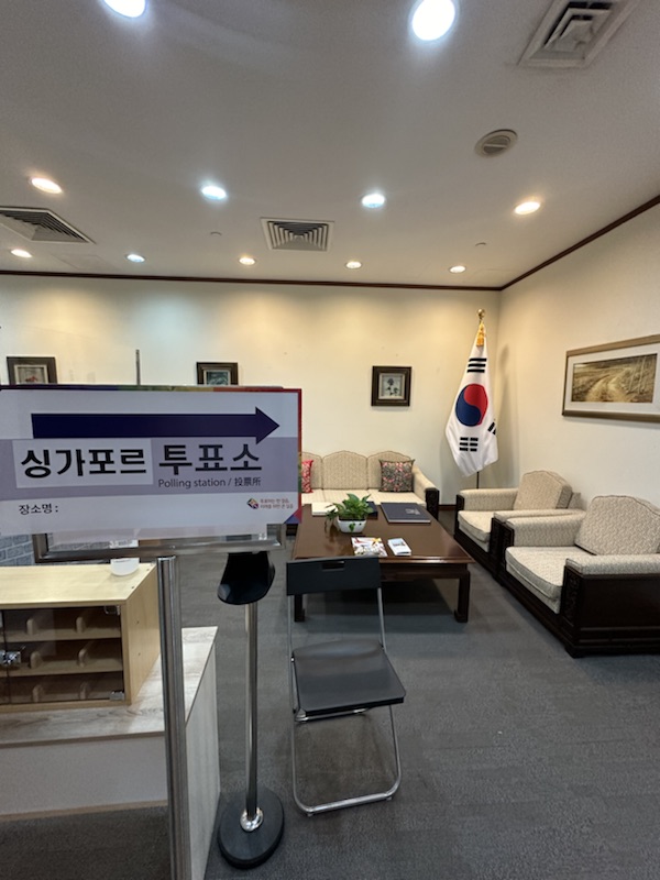 대사관에 가서 투표를 하고 왔다.