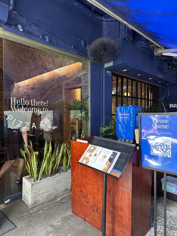 pizza4p's 가게 전경