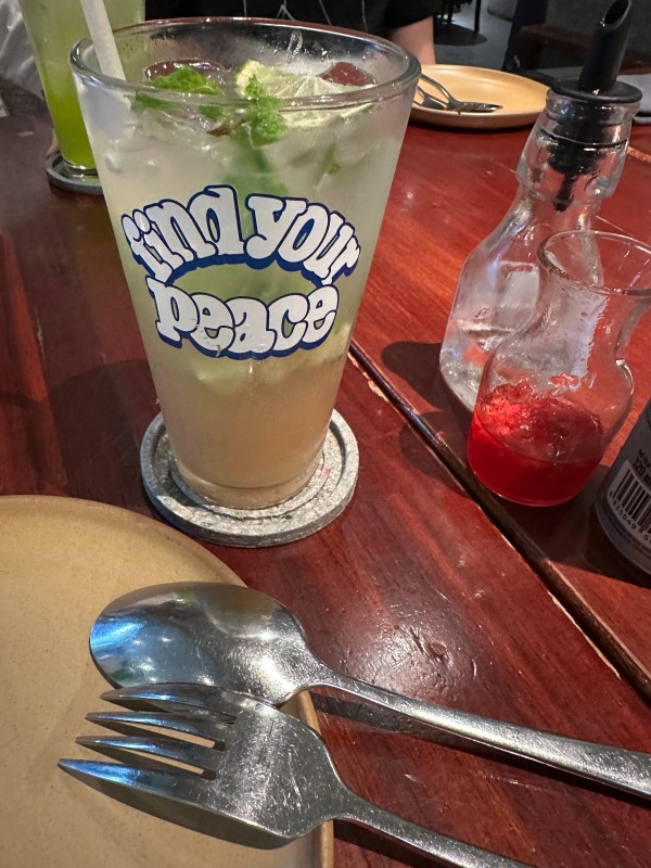 소다를 시켰는데 peace 가 적힌 컵이 귀여웠다.
