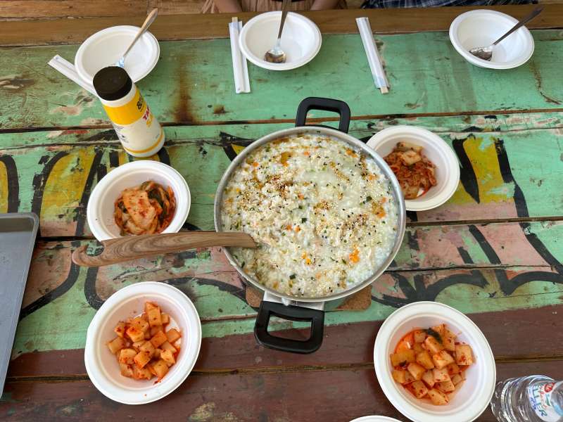 조식으로 먹은 닭죽과 깍두기