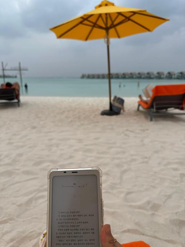 몰디브 하드락 리조트 해변에서 독서하기