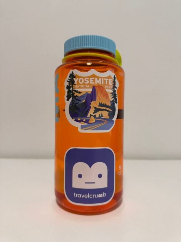 요세미티 국립공원과 Travelcrumb 스티커로 꾸민 Nalgene 물병