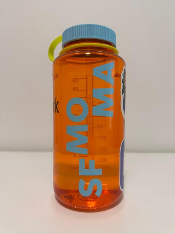 SFMOMA 글자가 세로로 적힌 주황색 Nalgene 물병