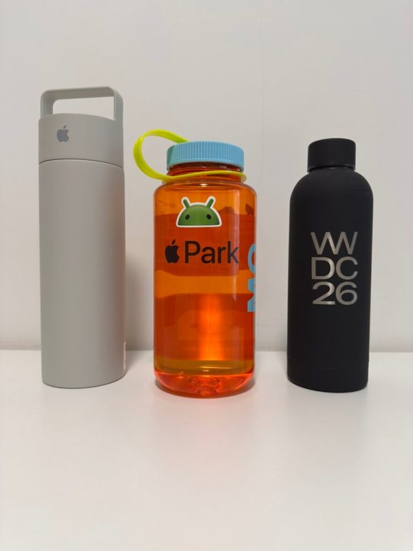 주황색 Nalgene 물병과 Apple Park, WWDC 물병 두 개